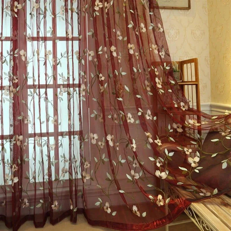 Voilage floral rouge élégant pour salon, rideau décoratif transparent avec motifs de fleurs blanches et vertes, idéal pour une ambiance raffinée et lumineuse dans votre intérieur. Parfait pour habiller vos fenêtres avec style et élégance.