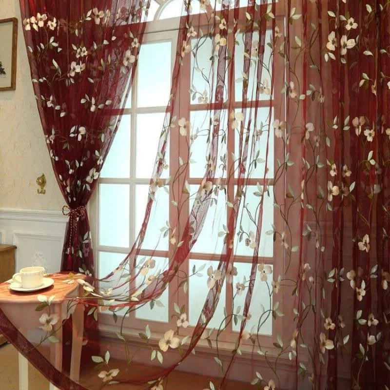 Rideau décoratif avec motifs floraux élégants, idéal pour ajouter une touche raffinée à votre intérieur. Design rouge captivant qui rehausse l’esthétique des fenêtres tout en laissant passer la lumière. Parfait pour un salon ou une chambre, apportant charme et sophistication à votre espace de vie.