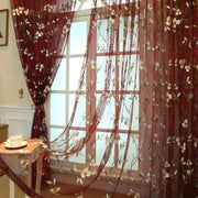 rideau fenetre coulissante rouge bordeaux motifs floraux passe tringle métalliques translucide protège intimité