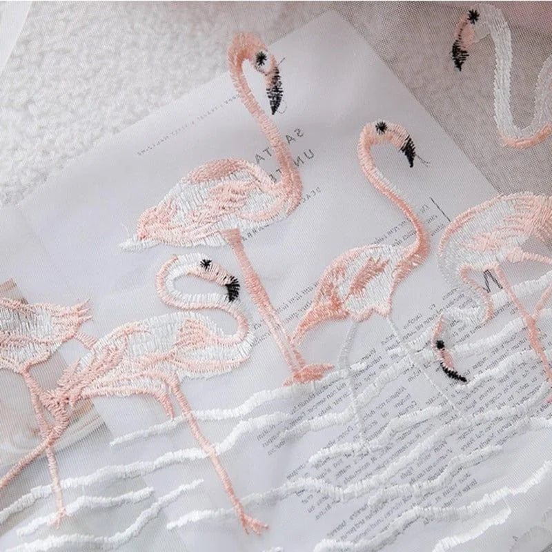 Broderie artistique de flamants roses élégants sur fond clair, ajoutant une touche de sophistication et de style à tout projet de décoration intérieure. Design délicat et inspiré par la nature, idéal pour sublimer vos créations textiles et accessoires personnalisés.