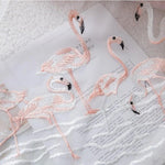 Broderie artistique de flamants roses élégants sur fond clair, ajoutant une touche de sophistication et de style à tout projet de décoration intérieure. Design délicat et inspiré par la nature, idéal pour sublimer vos créations textiles et accessoires personnalisés.