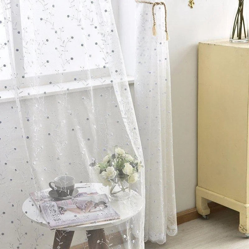 Voilage élégant brodé à motifs floraux pour salon moderne, idéal pour filtrer la lumière tout en ajoutant une touche décorative à la pièce. Parfait pour une ambiance douce et accueillante.