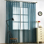 Rideaux modernes bleu transparent avec motifs dorés, parfaits pour une décoration élégante et lumineuse. Ils ajoutent une touche de sophistication à tout salon ou chambre, offrant une ambiance chic et épurée. Accessoirisés avec une tringle en métal doré, ces rideaux subliment la décoration intérieure de votre maison.