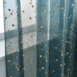 Voilage décoratif bleu brodé de motifs floraux dorés, idéal pour habiller élégamment les fenêtres du salon ou de la chambre. Ce rideau raffiné combine style moderne et allure naturelle, apportant une touche de sophistication à votre intérieur. Parfait pour créer une ambiance chaleureuse et accueillante dans toutes les pièces de la maison.