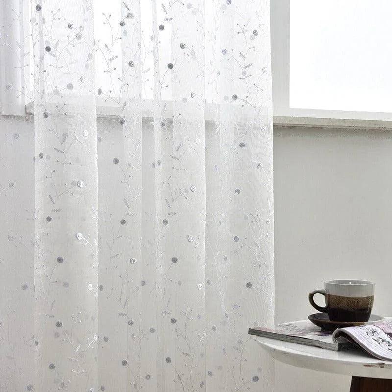 Voilage élégant avec motifs délicats pour embellir votre intérieur. Idéal pour laisser entrer la lumière tout en préservant l'intimité. Parfait pour salons, chambres ou bureaux, ce rideau ajoute une touche décorative subtile et raffinée. Les détails de motif floral apportent une ambiance paisible et accueillante.