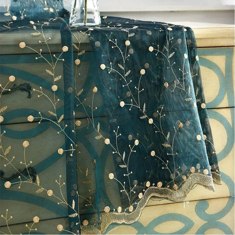 Nappe élégante à motifs floraux délicats, idéale pour agrémenter les tables de fêtes et réceptions. Son design raffiné et ses détails subtils ajoutent une touche de sophistication à tout décor intérieur. Parfaite pour créer une ambiance chaleureuse et accueillante. Disponibilité en plusieurs tailles pour s'adapter à vos besoins.