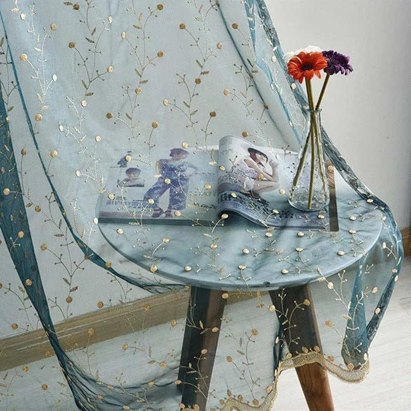 Voilage élégant avec motif à pois dorés, idéal pour apporter une touche raffinée à votre intérieur. Ce rideau translucide orné de motifs floraux offre une esthétique délicate et contemporaine, parfait pour les salons modernes ou les chambres minimalistes. Transformez votre espace de vie grâce à cet accessoire décoratif qui combine style et élégance.