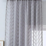 Rideau design gris avec motif géométrique pour décoration intérieure moderne. Idéal pour salons et chambres à coucher, ce rideau élégant ajoute une touche sophistiquée à votre espace. Facile à installer, il s'adapte à divers styles de décoration.