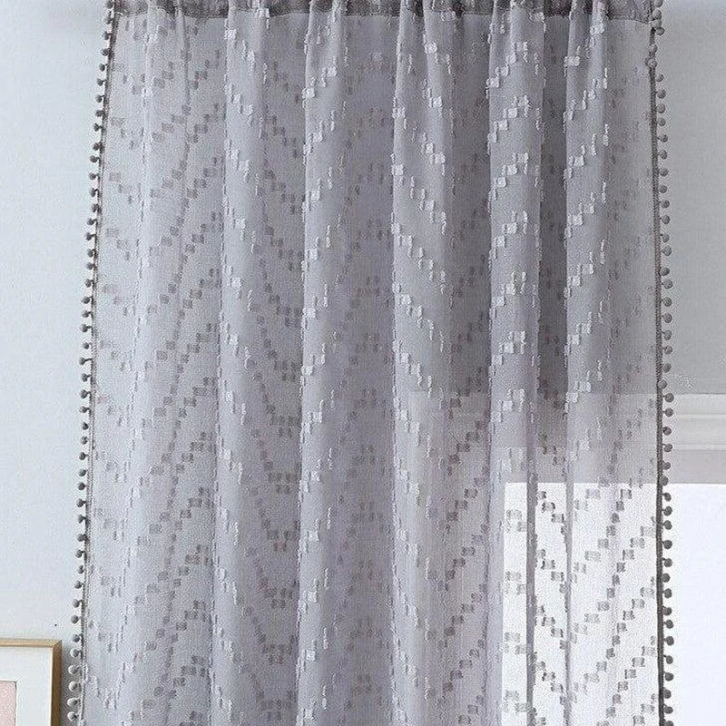 Rideau design gris avec motif géométrique pour décoration intérieure moderne. Idéal pour salons et chambres à coucher, ce rideau élégant ajoute une touche sophistiquée à votre espace. Facile à installer, il s'adapte à divers styles de décoration.