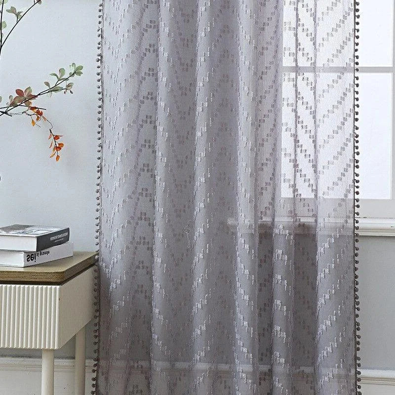 Voilage élégant avec motifs géométriques, idéal pour filtrer la lumière dans un salon ou une chambre. Parfait pour une touche moderne et raffinée à votre décoration intérieure. Associez-le à des rideaux opaques pour un effet de contraste. Accessoire incontournable pour habiller vos fenêtres avec style.
