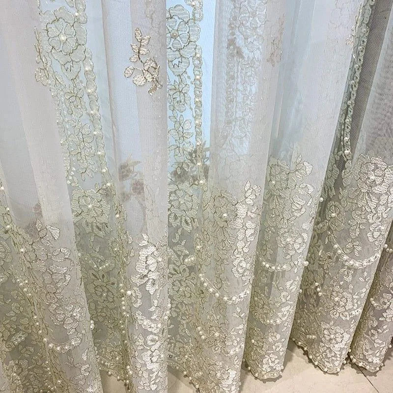Voilage brodé floral raffiné pour une décoration intérieure élégante. Rideau transparent avec motifs floraux délicats, parfait pour filtrer la lumière tout en ajoutant une touche de sophistication à votre espace de vie. Idéal pour les salons, chambres ou salles à manger. Créez une ambiance lumineuse et chaleureuse avec ce rideau orné.