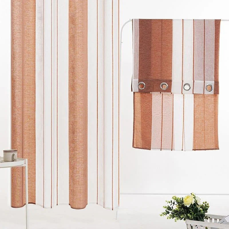 Rideau à rayures marron et blanches, idéal pour apporter une touche moderne à votre intérieur. Accessoire élégant pour le salon ou la chambre, ce rideau est parfait pour moduler la lumière tout en préservant votre intimité. Système d'attache pratique avec œillets métalliques pour une installation facile. Complétez votre décoration avec ce rideau tendance et fonctionnel.