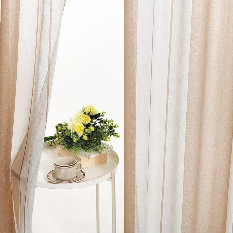 Rideaux élégants en teintes neutres créant une ambiance apaisante et chaleureuse dans un intérieur moderne. Idéal pour le salon ou la chambre, ce décor intègre harmonieusement un élément de nature avec un bouquet de fleurs jaunes et un espace détente comprenant une tasse sur une table blanche. Ces rideaux ajoutent une touche sophistiquée tout en permettant une belle entrée de lumière naturelle.