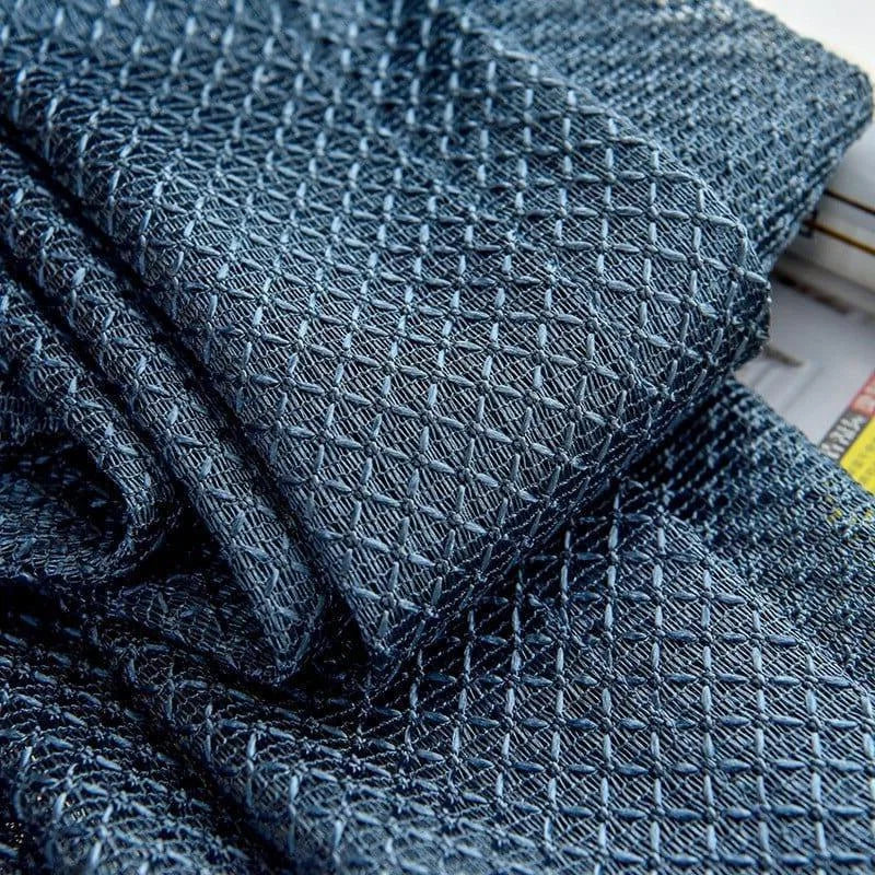 Textile bleu à motifs géométriques, idéal pour la décoration intérieure ou la confection de vêtements tendances. Design élégant, parfait pour ajouter une touche de style moderne à votre intérieur. Polyvalent et sophistiqué.