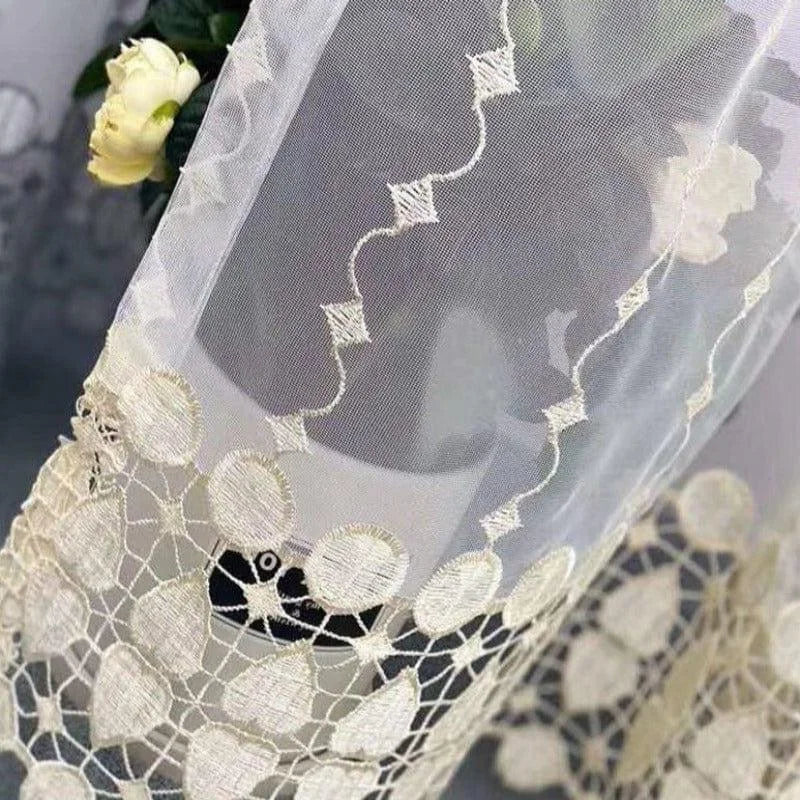 Voilage élégant avec motifs brodés floraux, parfait pour un salon ou une chambre à coucher. Ce rideau ajoute une touche de sophistication et de légèreté à votre décoration intérieure. Idéal pour créer une ambiance chaleureuse et accueillante.