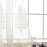 Rideaux élégants brodés pour salon ou chambre à coucher, offrant une ambiance lumineuse et apaisante. Décoration intérieure raffinée avec motifs floraux délicats, parfaite pour un style classique et sophistiqué. Idéal pour filtrer la lumière naturelle tout en préservant l'intimité.