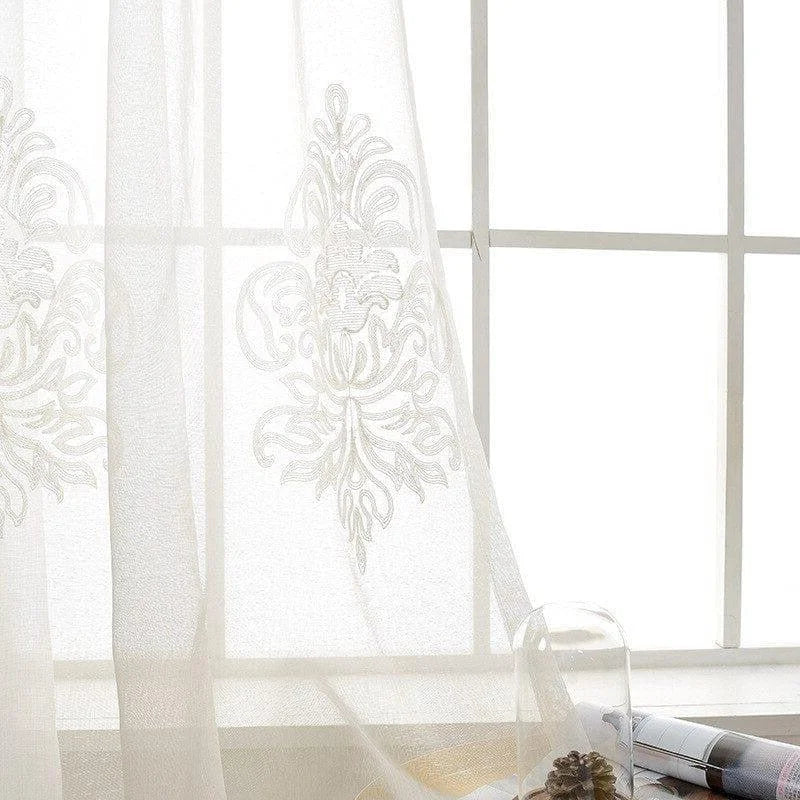 Rideaux élégants brodés pour salon ou chambre à coucher, offrant une ambiance lumineuse et apaisante. Décoration intérieure raffinée avec motifs floraux délicats, parfaite pour un style classique et sophistiqué. Idéal pour filtrer la lumière naturelle tout en préservant l'intimité.