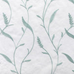 Design floral élégant sur fond blanc avec motifs de feuilles vertes délicatement brodées, idéal pour décoration intérieure ou confection textile. Styles vintage et naturel pour ambiance apaisante et moderne.