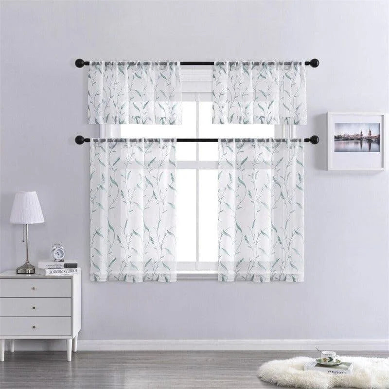 Voilage à motif floral pour salle de séjour, chambre ou cuisine, ornant élégamment la fenêtre. Idéal pour une décoration intérieure lumineuse et moderne. Facile à installer avec une tringle, parfaite pour apporter une touche de fraîcheur à votre espace de vie.