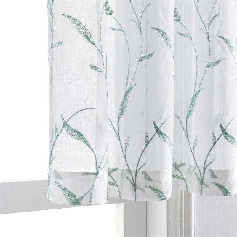 Voilage décoratif blanc avec motifs de feuillage vert, idéal pour une ambiance naturelle et lumineuse. Parfait pour les fenêtres de salon ou chambre, apportant élégance et fraîcheur à votre intérieur. Tentoissez une touche de nature et de simplicité avec ce rideau léger et raffiné.