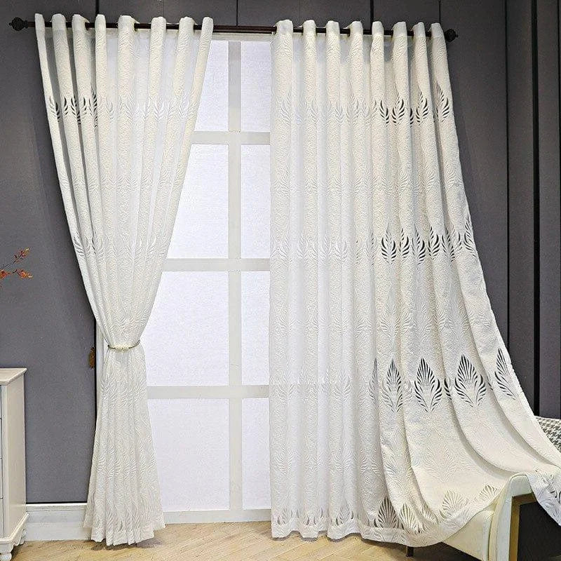 Rideaux blancs élégants avec motifs en feuilles, parfaits pour une décoration de salon moderne. Ces rideaux offrent une luminosité douce et ajoutent une touche de sophistication à votre intérieur. Idéal pour embellir vos fenêtres tout en préservant l'intimité de votre espace.