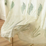 Voilage décoratif avec motif feuille, idéal pour ajouter une touche naturelle et élégante à votre intérieur. Rideau léger parfait pour laisser entrer la lumière tout en préservant votre intimité. Design raffiné avec détails subtils de feuilles vertes, s'harmonise avec différents styles de décoration intérieure. Disponible pour embellir votre salon, chambre ou salle à manger. Installation facile.