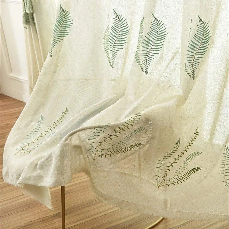 Voilage décoratif avec motif feuille, idéal pour ajouter une touche naturelle et élégante à votre intérieur. Rideau léger parfait pour laisser entrer la lumière tout en préservant votre intimité. Design raffiné avec détails subtils de feuilles vertes, s'harmonise avec différents styles de décoration intérieure. Disponible pour embellir votre salon, chambre ou salle à manger. Installation facile.