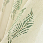 Rideau élégant avec motif de fougères vertes sur fond beige, idéal pour une décoration intérieure naturelle et apaisante. Parfait pour ajouter une touche végétale et rafraîchissante à votre salon ou chambre. Ce rideau moderne offre une ambiance sereine et harmonieuse à votre espace de vie.