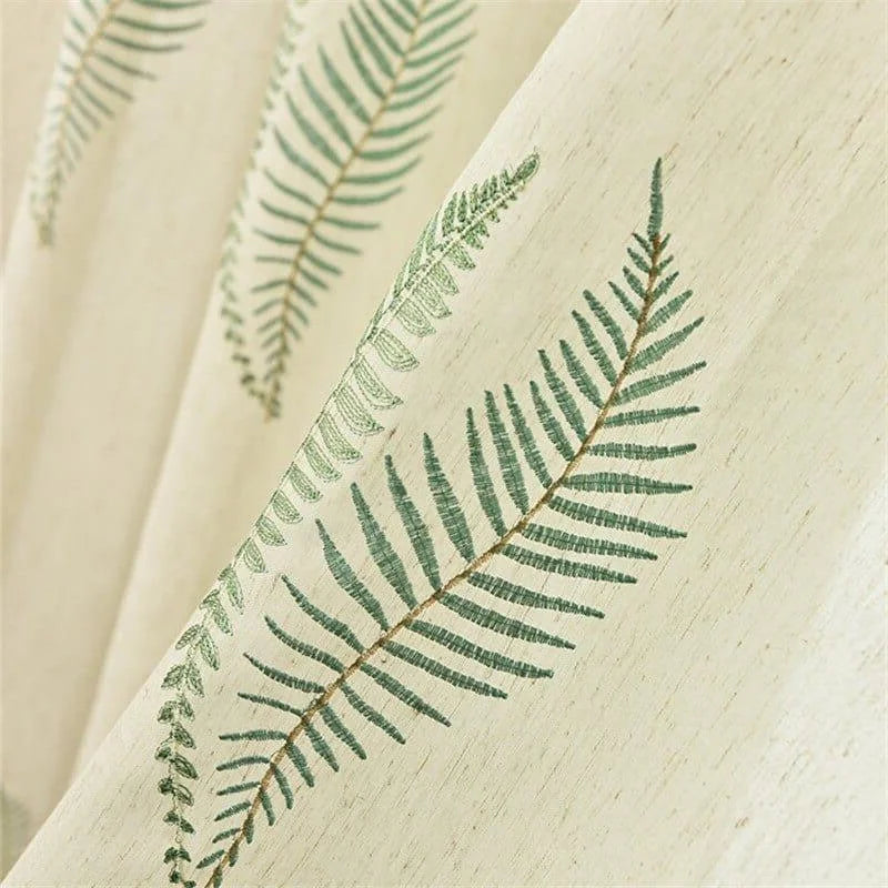 Rideau élégant avec motif de fougères vertes sur fond beige, idéal pour une décoration intérieure naturelle et apaisante. Parfait pour ajouter une touche végétale et rafraîchissante à votre salon ou chambre. Ce rideau moderne offre une ambiance sereine et harmonieuse à votre espace de vie.
