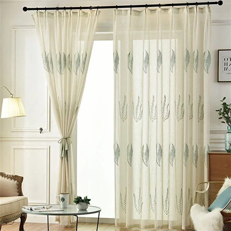 Rideaux élégants avec motifs de feuilles vertes pour salon moderne. Ces rideaux légers ajoutent une touche naturelle et apaisante à votre décoration intérieure. Parfaits pour filtrer la lumière tout en préservant l'intimité de votre espace de vie. Accessoire idéal pour un intérieur contemporain et raffiné.