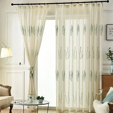 Rideaux élégants avec motifs de feuilles vertes pour salon moderne. Ces rideaux légers ajoutent une touche naturelle et apaisante à votre décoration intérieure. Parfaits pour filtrer la lumière tout en préservant l'intimité de votre espace de vie. Accessoire idéal pour un intérieur contemporain et raffiné.