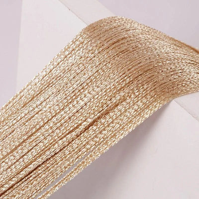 Bobine de fil doré pour travaux manuels et décoration, idéal pour les projets de couture et de création de bijoux, apportant une finition élégante et brillante à vos créations artistiques.
