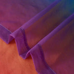 Image de tissu élégant avec dégradé de couleurs violet et orange, idéal pour la décoration intérieure ou la création de vêtements uniques. Utilisé pour ajouter une touche de couleur vibrante et contemporaine à tout projet de couture ou d'ameublement.