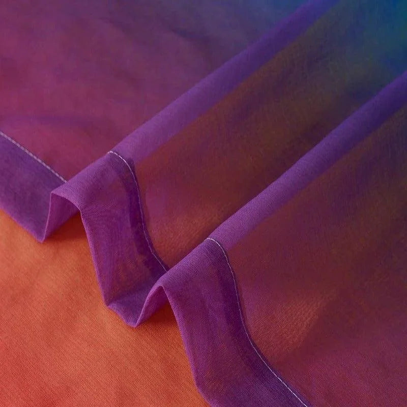 Image de tissu élégant avec dégradé de couleurs violet et orange, idéal pour la décoration intérieure ou la création de vêtements uniques. Utilisé pour ajouter une touche de couleur vibrante et contemporaine à tout projet de couture ou d'ameublement.