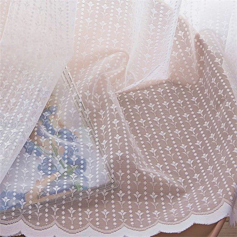 Voilage transparent blanc avec motifs délicats, idéal pour habiller vos fenêtres et apporter une touche élégante à votre intérieur. Parfait pour une décoration intérieure lumineuse et raffinée. Adapté à divers types de mobilier et styles de décoration.
