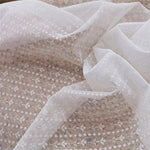 Voilage blanc élégant avec motifs délicats pour décoration intérieure. Tissu léger idéal pour habiller les fenêtres et apporter une touche raffinée à la pièce. Parfait pour un salon ou une chambre à coucher, ajoutant luminosité et charme.