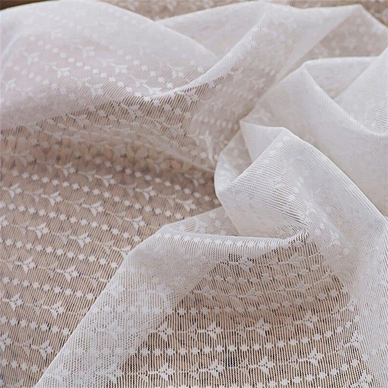 Voilage blanc élégant avec motifs délicats pour décoration intérieure. Tissu léger idéal pour habiller les fenêtres et apporter une touche raffinée à la pièce. Parfait pour un salon ou une chambre à coucher, ajoutant luminosité et charme.