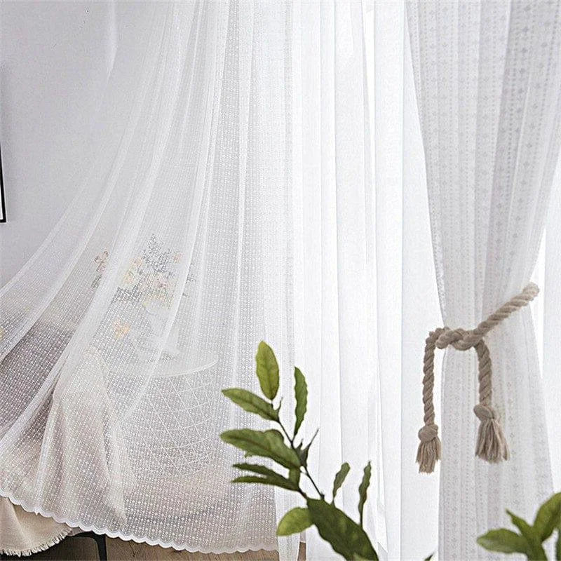 Voilage blanc élégant pour salon, décoration intérieure moderne, style raffiné et lumineux, rideaux légers pour filtrer la lumière naturelle, ambiance apaisante et cosy.