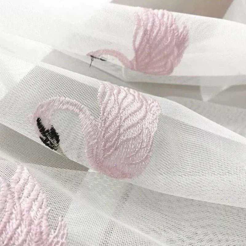 Image d'un élégant tissu décoratif avec motif de flamant rose brodé, idéal pour ajouter une touche de raffinement et de style unique aux projets de décoration d'intérieur ou pour la confection de rideaux et tentures délicates.