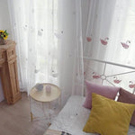 Rideaux élégants avec motifs de cygnes pour chambre à coucher moderne, offrant une ambiance douce et accueillante. Décoration parfaite pour embellir la fenêtre tout en laissant passer la lumière naturelle. Accessoires déco en harmonie, incluant un guéridon et des coussins colorés. Option idéale pour une pièce au style raffiné et apaisant.