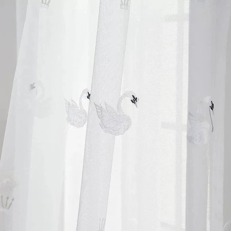Rideau décoratif élégant avec motif de cygnes, idéal pour ajouter une touche raffinée à votre intérieur. Ce rideau orné de silhouettes de cygnes en broderie offre une ambiance paisible et harmonieuse. Parfait pour le salon, la chambre ou toute autre pièce nécessitant une décoration délicate et apaisante.