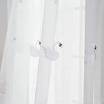 Rideau décoratif élégant avec motif de cygnes, idéal pour ajouter une touche raffinée à votre intérieur. Ce rideau orné de silhouettes de cygnes en broderie offre une ambiance paisible et harmonieuse. Parfait pour le salon, la chambre ou toute autre pièce nécessitant une décoration délicate et apaisante.