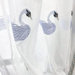 Rideaux élégants avec motifs de cygnes brodés, apportant une touche raffinée à votre décoration intérieure. Ces panneaux lumineux et ornés sont idéaux pour un salon ou une chambre, ajoutant une ambiance apaisante et stylée à vos espaces de vie. Transformez votre maison avec ce design délicat et charmant.