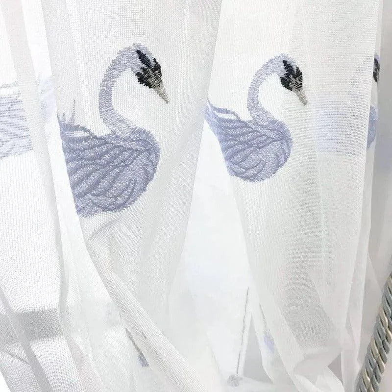 Rideaux élégants avec motifs de cygnes brodés, apportant une touche raffinée à votre décoration intérieure. Ces panneaux lumineux et ornés sont idéaux pour un salon ou une chambre, ajoutant une ambiance apaisante et stylée à vos espaces de vie. Transformez votre maison avec ce design délicat et charmant.