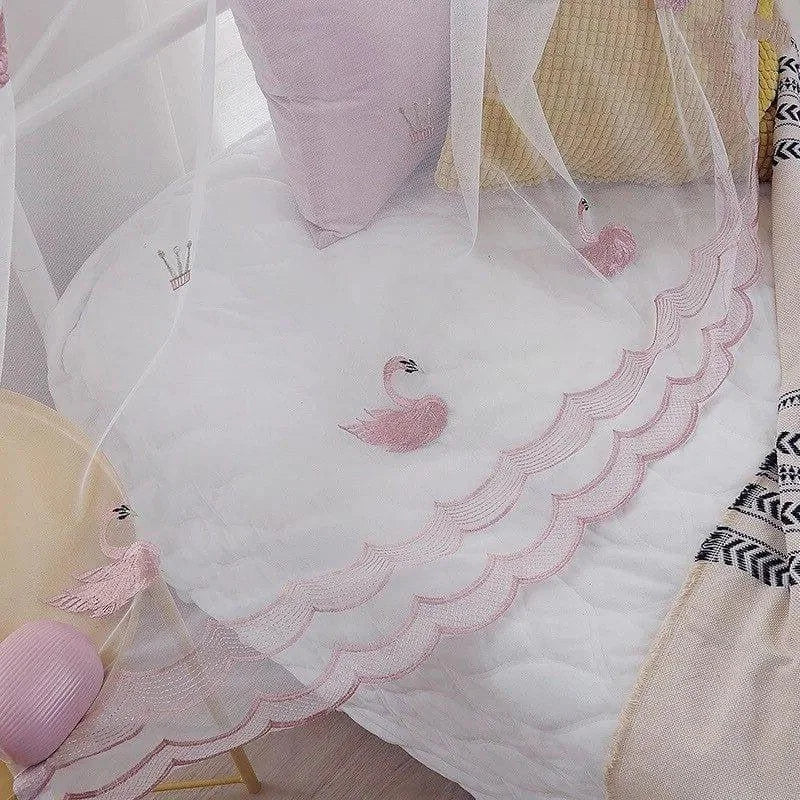 Parure de lit enfant avec motif cygne rose, parfaite pour une chambre douce et élégante. Design délicat avec des détails brodés, idéale pour créer une ambiance féérique et confortable. Ajoutez une touche de magie à l'espace de votre enfant avec cette literie raffinée.