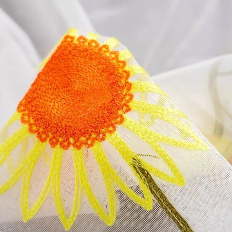 Broderie colorée de tournesol, motif détaillé, décor lumineux et estival pour textiles, design floral élégant, accent vibrant, idée de décoration intérieure.