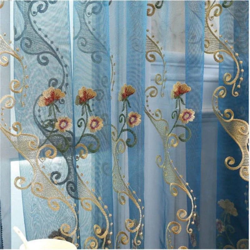 Rideau bleu élégant avec broderie florale, idéal pour ajouter une touche raffinée et printanière à votre intérieur. Décoration de fenêtre sophistiquée, motif floral délicat avec des couleurs équilibrées pour une ambiance chaleureuse et accueillante. Parfait pour le salon ou la chambre à coucher.
