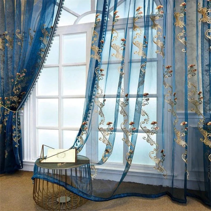 Rideaux élégants et raffinés pour salon, avec motif floral brodé, en teinte bleue translucide. Parfaits pour apporter une touche de sophistication et de légèreté à votre décoration intérieure tout en filtrant délicatement la lumière naturelle.