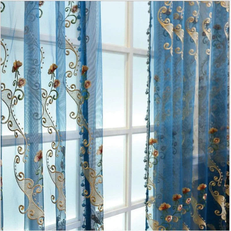 Voilage bleu à motifs floraux brodés, idéal pour ajouter une touche élégante et colorée à votre intérieur. Ces rideaux décoratifs sont parfaits pour filtrer la lumière tout en préservant votre intimité. Installez-les dans votre salon, chambre ou bureau pour un style raffiné et moderne. Choisissez ce modèle pour sublimer vos fenêtres et apporter une ambiance chaleureuse à votre pièce.