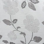 Papier peint floral gris avec motifs de grandes fleurs et feuilles élégantes sur fond clair, idéal pour une décoration intérieure moderne et sophistiquée. Parfait pour ajouter une touche de nature et de style à toute pièce de la maison.